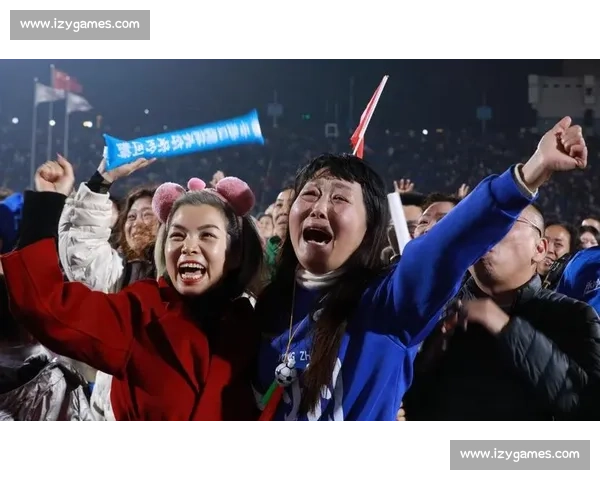 马赛的呐喊！球迷高举横幅，力挺心爱球队！